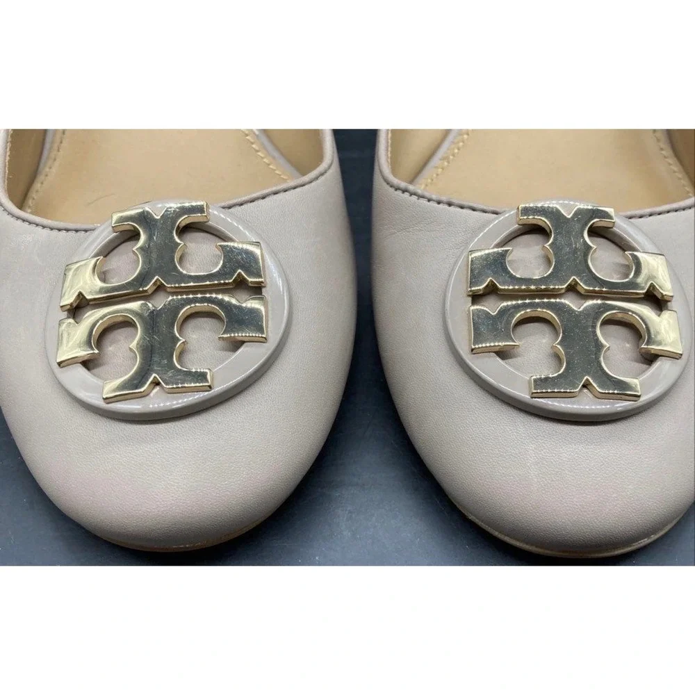 Tory Burch Chelsea Block Heel Pumps sz 8.5 Beige Excellent Gold Logo Medallion